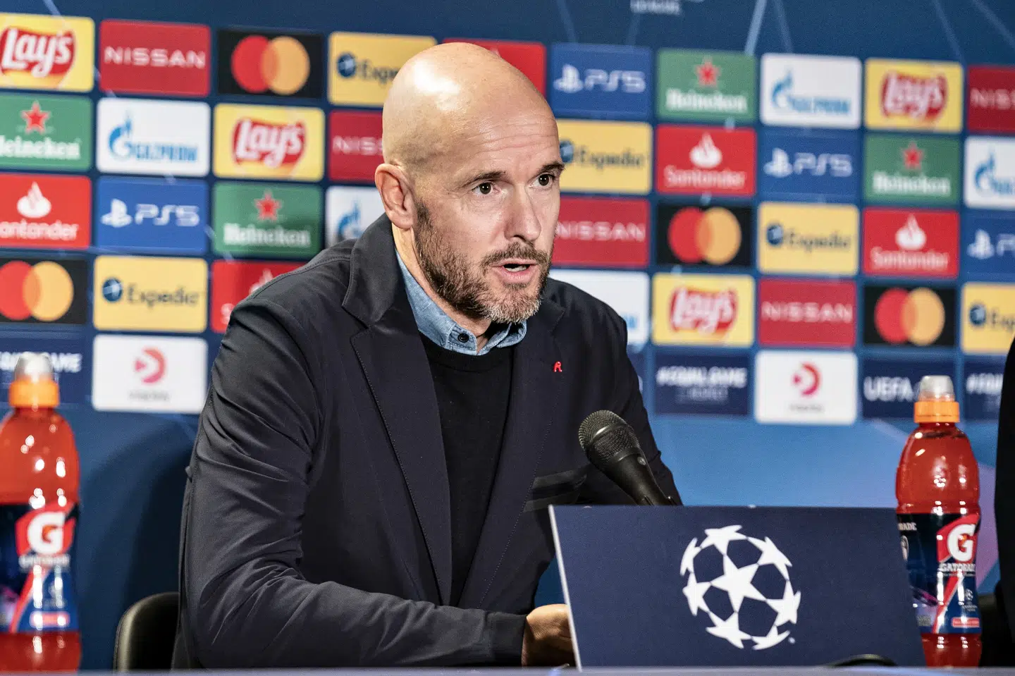 - Vi vil forsøge at få dem ind, og vi må se, hvem vi har til rådighed i morgen tidlig. Så stiller vi med en stærk startopstilling, siger Ajax-træner Erik ten Hag på mandagens pressemøde. Henning Bagger/Ritzau Scanpix