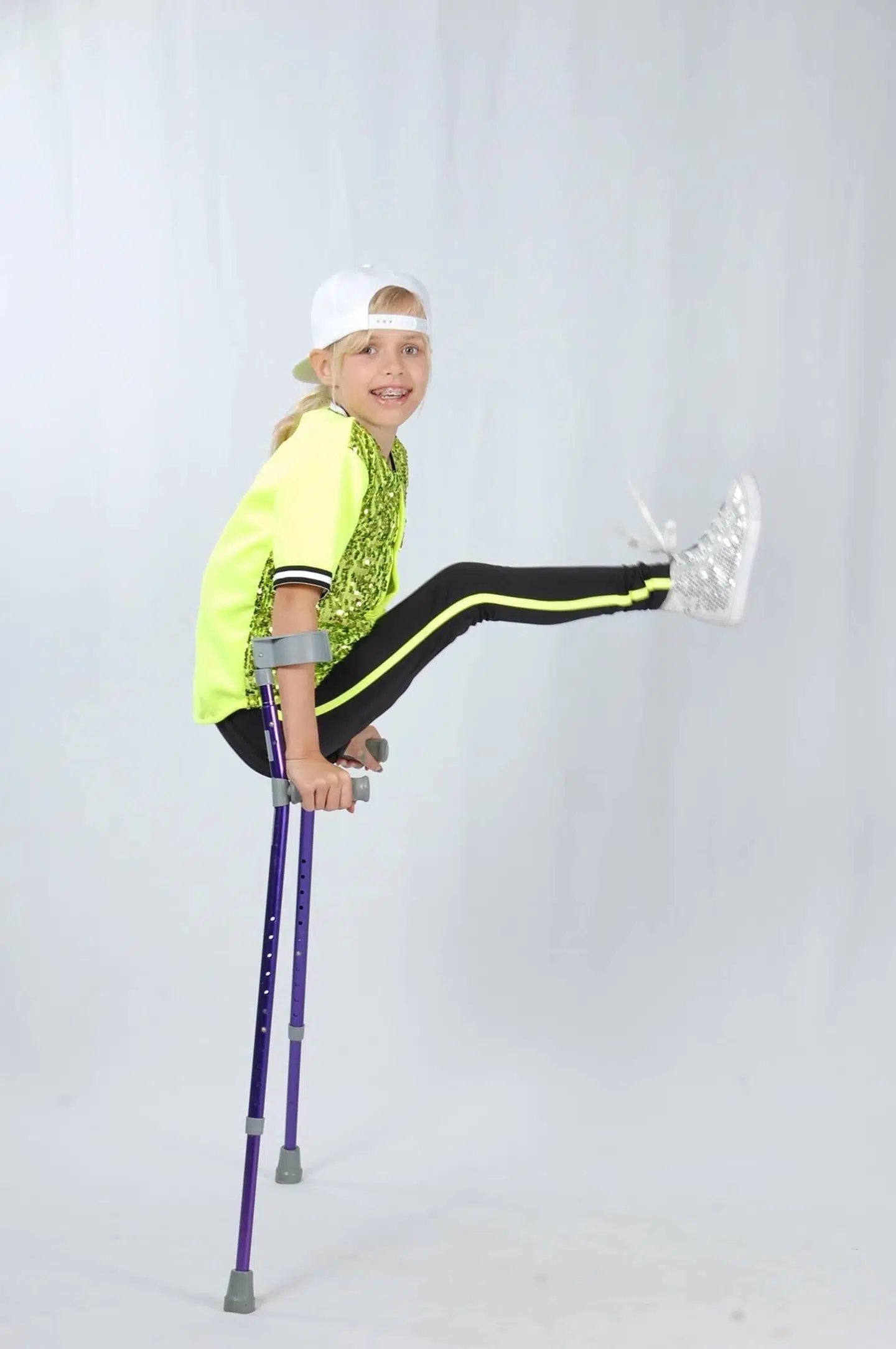 13-årige Anna-Saphia elsker at danse, svømme og være aktiv med venner og familie.