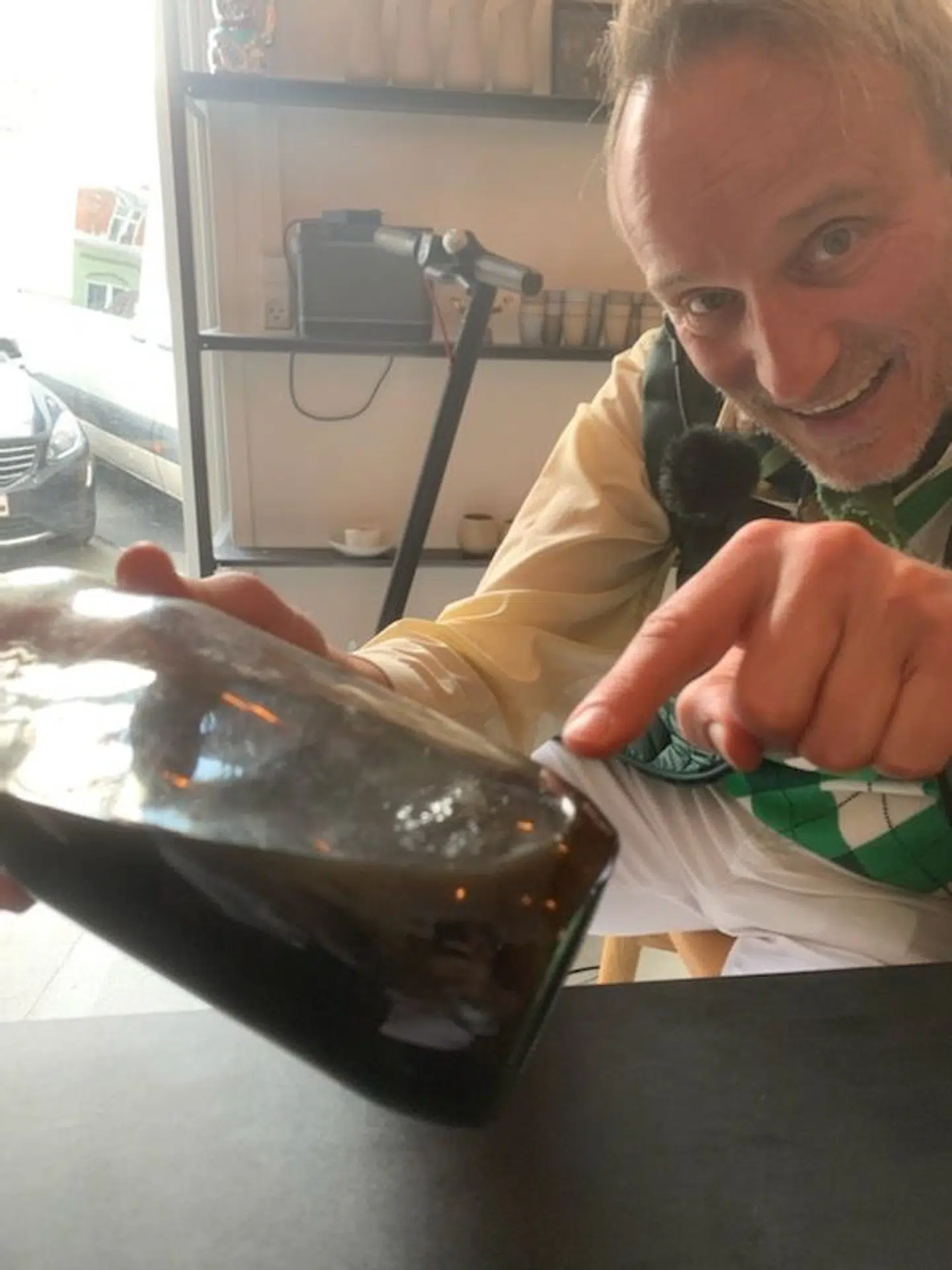 Poul (Rasmus Botoft) med Nikolaj Kirks isbjørne-lorte-snaps.