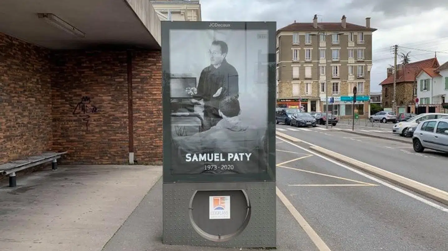 Bybilledet i Conflans-Sainte-Honorine er prydet af plakater af Samuel Paty, den myrdede skolelærer.