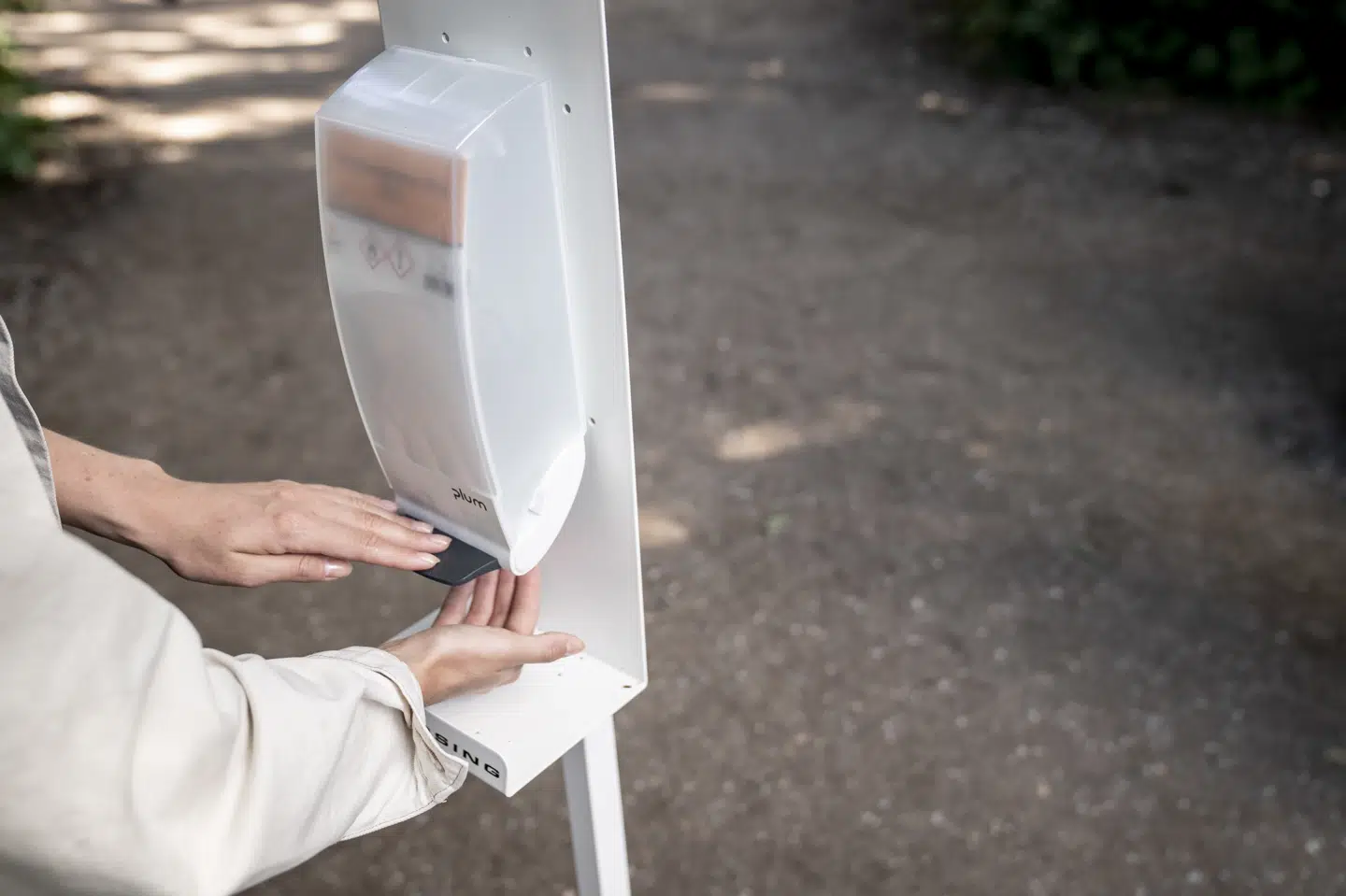 Dispenseren med håndsprit er blevet fast inventar i vores hverdag, efter at coronavirusset har holdt sit indtog. Fremover vil det være muligt at se beholdere med op til 25 liter håndsprit. Hidtil har grænsen været én liter. (Arkivfoto). Mads Claus Rasmussen/Ritzau Scanpix