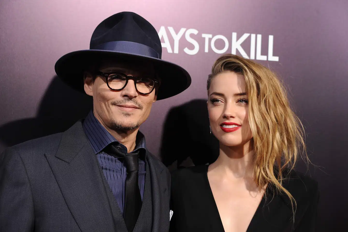 Hollywoodstjernen Johnny Depp har mandag tabt en retssag i London mod den britiske tabloidavis The Sun. Den 57-årige skuespiller havde lagt sag an mod The Sun for bagvaskelse, efter at avisen havde skrevet, at han var skyldig i hustruvold mod sin ekskone Amber Heard. (Arkivfoto af parret, da de stadig var sammen i 2014) Robyn Beck/Ritzau Scanpix