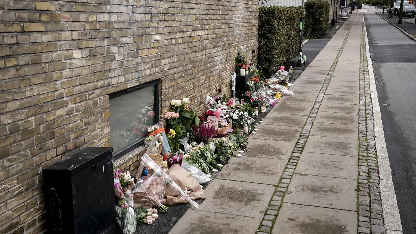 Folk har lagt blomster på Peter Bangs Vej i Valby for at mindes den femårige pige, der mistede livet efter at være blevet ramt af en mandlig flugtbilist.