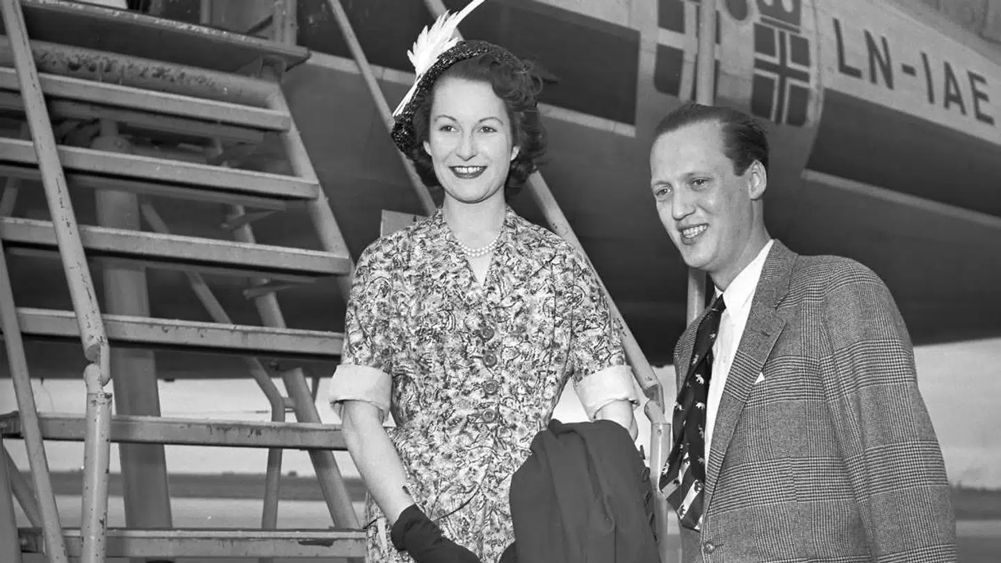 Her ses Lady Elizabeths mor, prinsesse Anne, og hendes stedfar, prins Georg, gå ombord i et SAS-fly i Kastrup Lufthavn i 1957.