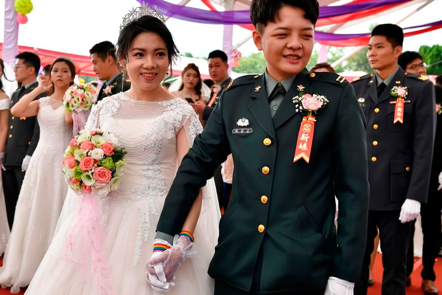 De er begge kvinder, men nu er de blevet gift. Chen Ying-hsuan (til højre) og Li Li-chen.