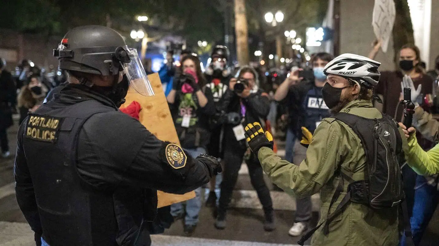 Politi og Proud Boys under en demonstration i Portland, Oregon, tidligere på året.