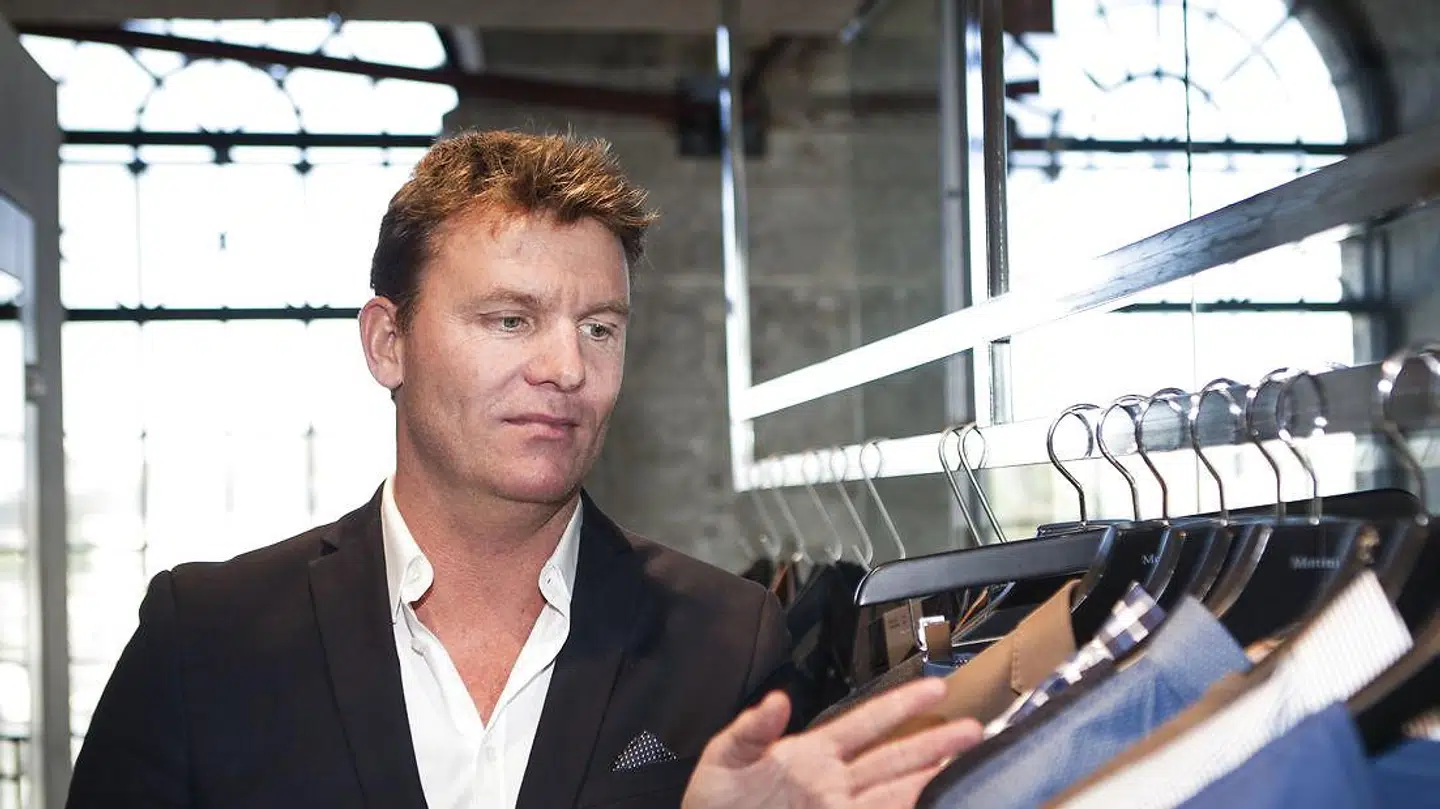 Tøj- milliardæren Jens Poulsen, der står bag DK Company, må også se sin formue svinde - formentlig grundet corona, der har ramt tøjbranchen hårdt.