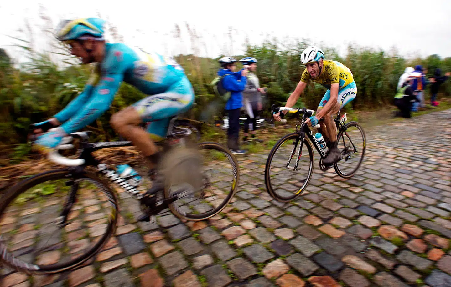 I Tour de France 2014 viste Jakob Fuglsang sine fremragende evner på brosten - her med den daværende Astana-kaptajn Vincenzo Nibali på slæb ved Arenberg.