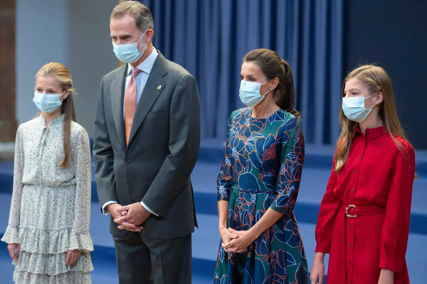 Her ses prinsesse Leonor yderst til venstre ved siden af sin far, kong Felipe, sin mor, dronning Letizia, og sin lillesøster, prinsesse Sofía. Billedet blev taget under et officielt arrangement i Spanien tidligere i oktober. Miguel Riopa/Ritzau Scanpix