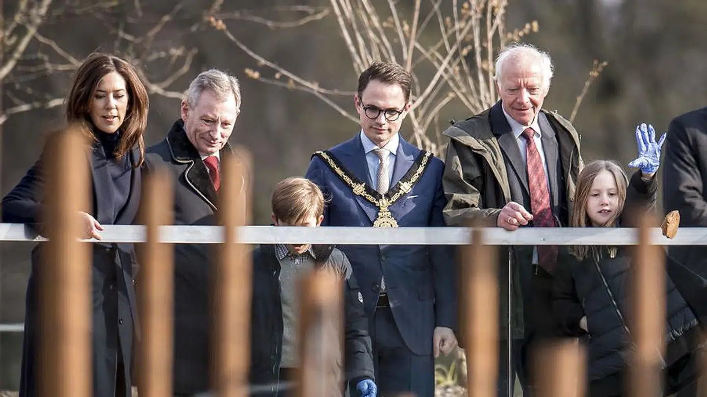 Bjarke Ingels har også stået bag designet af det nye pandaanlæg i Københavns Zoo. Her får kronprinsesse Mary en rundtur i anlægget sammen med Frederiksbergs boligglade borgmester Simon Aggesen.