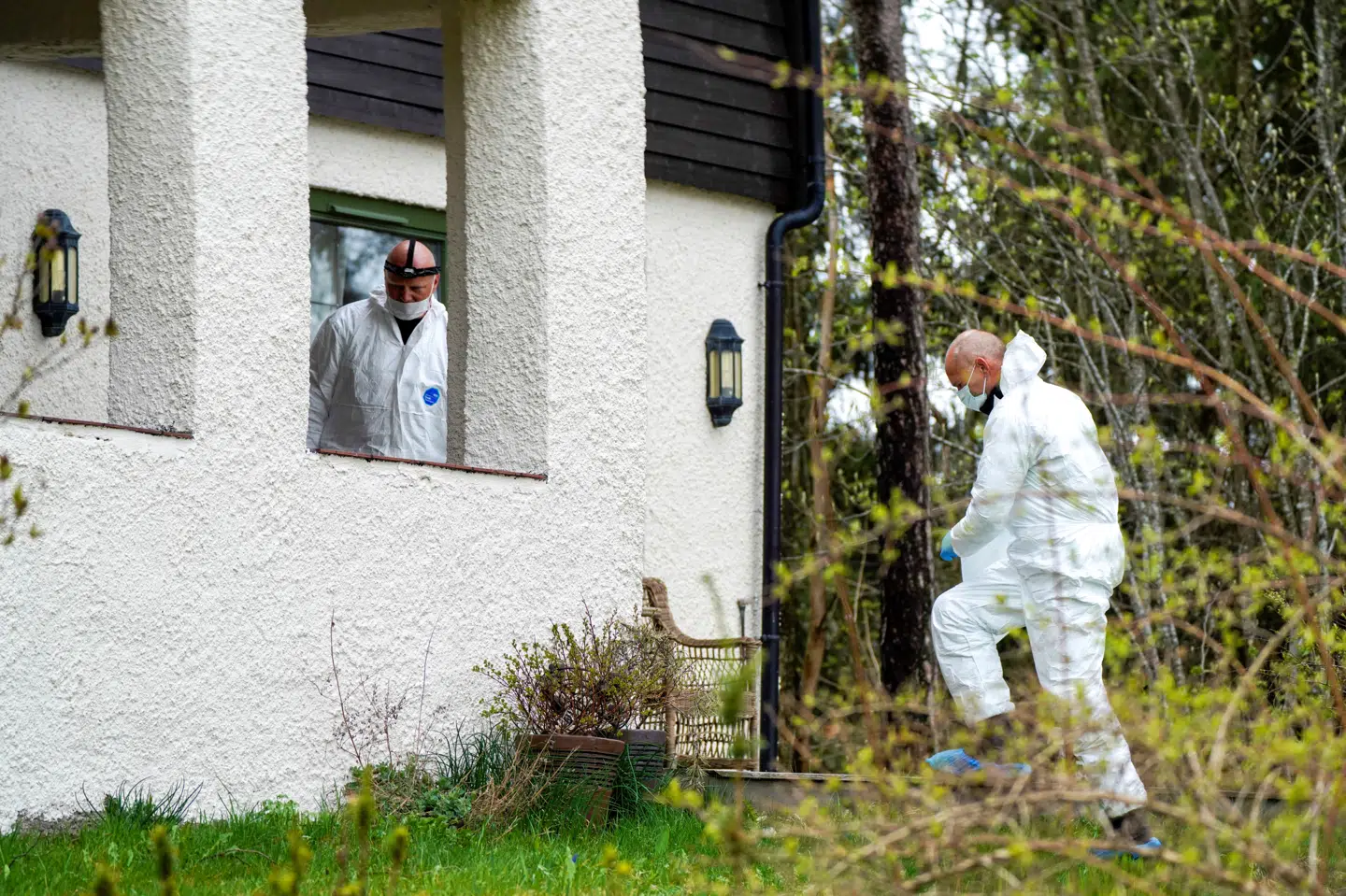 Politi undersøger huset, hvorfra Anne-Elisabeth Hagen forsvandt for to år siden. Den norske rigmands tre børn tror ikke på politiets teori om, at deres mor blev dræbt. Ntb Scanpix/Reuters