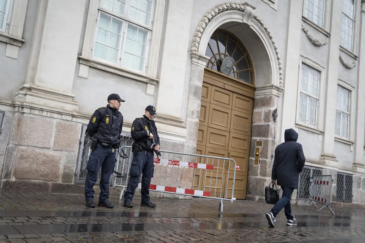Politifolk bevogter den franske ambassade i København. Det sker, efter at tre personer torsdag blev angrebet og dræbt i en kirke i den sydfranske by Nice. Liselotte Sabroe/Ritzau Scanpix