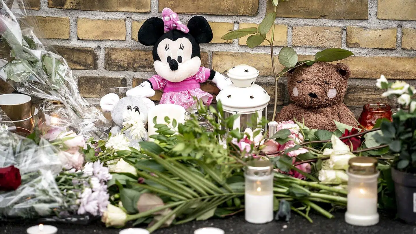 Folk har lagt blomster og mindes den femårige pige, der mistede livet efter at være blevet ramt af en bil.