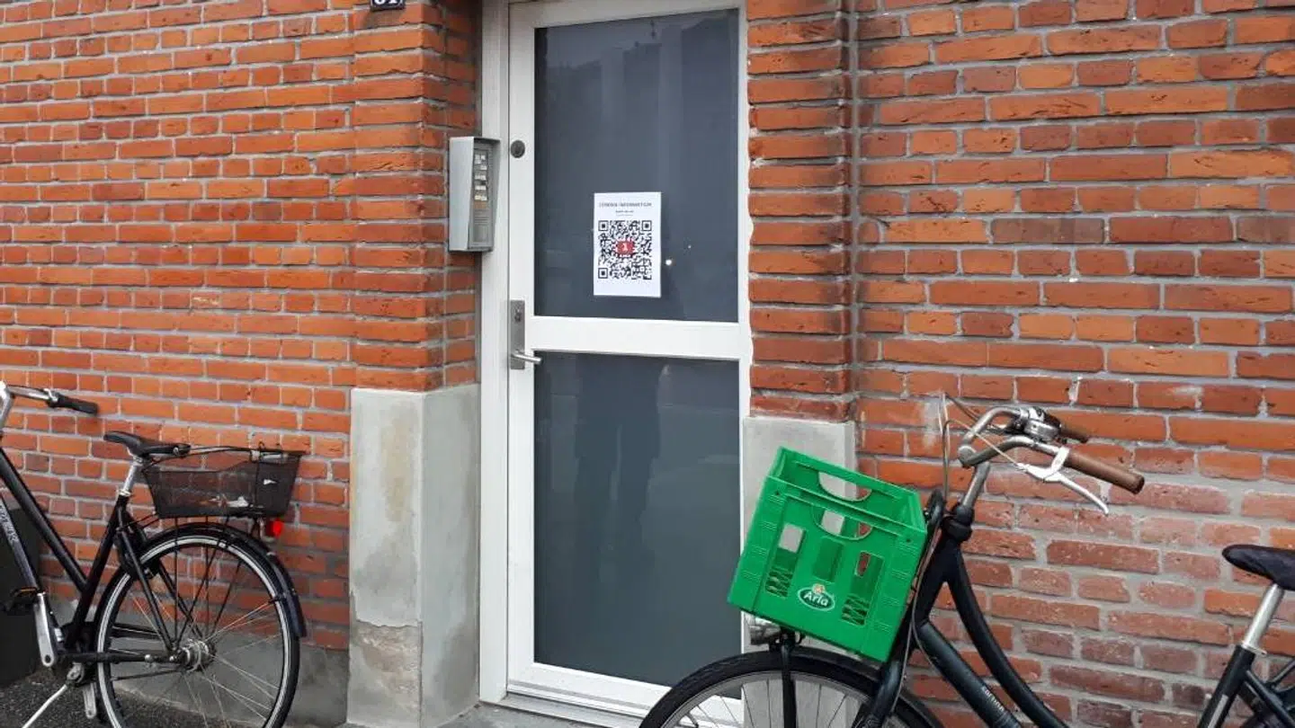 Her ses et af skiltene.