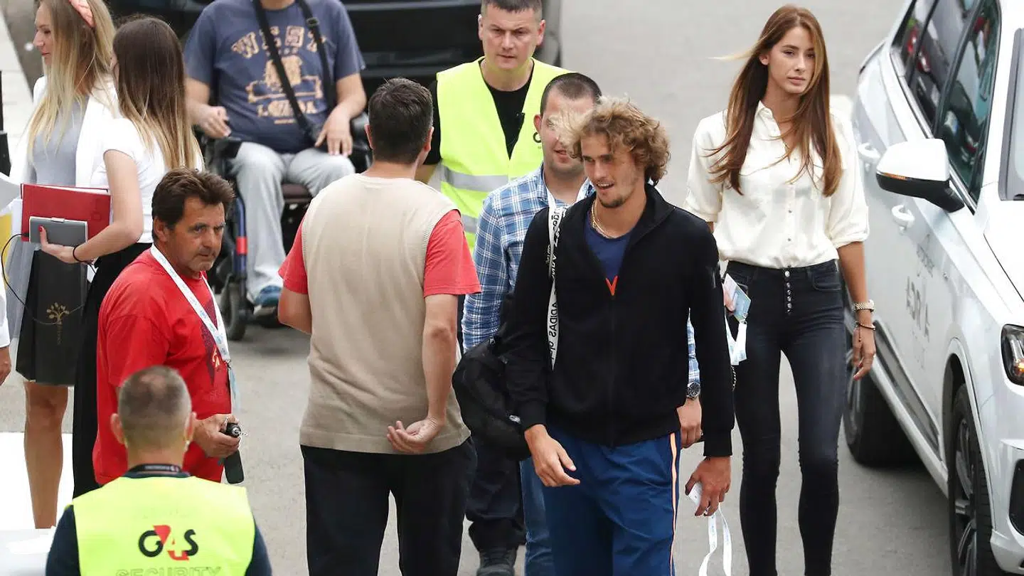 Alexander Zverev ankommer til turneringen med Brenda Patea i baggrunden.