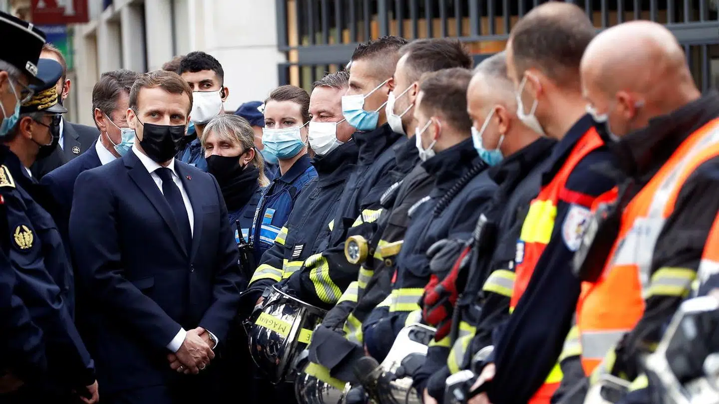 Den franske præsident Macron besøger gerningsstedet i Nice.