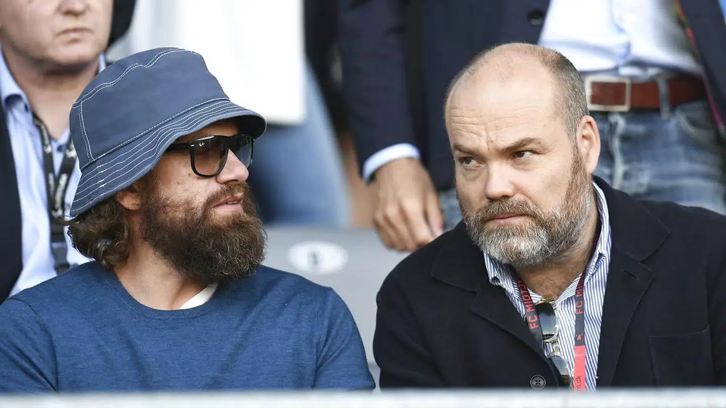 Anders Holch Povlsen, der her ses ved en Superliga-kamp med Nikolaj Lie Kaas, er fortsat Danmarks tredjerigeste. Og måske er han mere værd, mener eksperter.