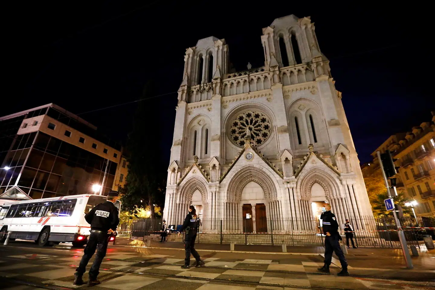 Her ses kirken udefra her til aften.