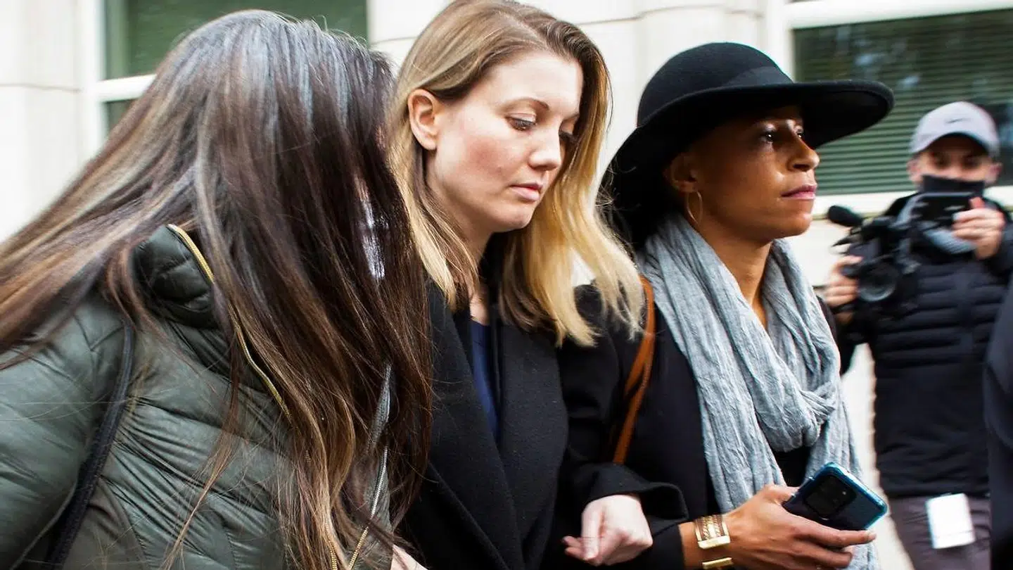 På billedet ses to af af Rainieres tidligere sexslaver foran retten i New York, hvor Rainiere tirsdag blev idømt 120 års fængsel.