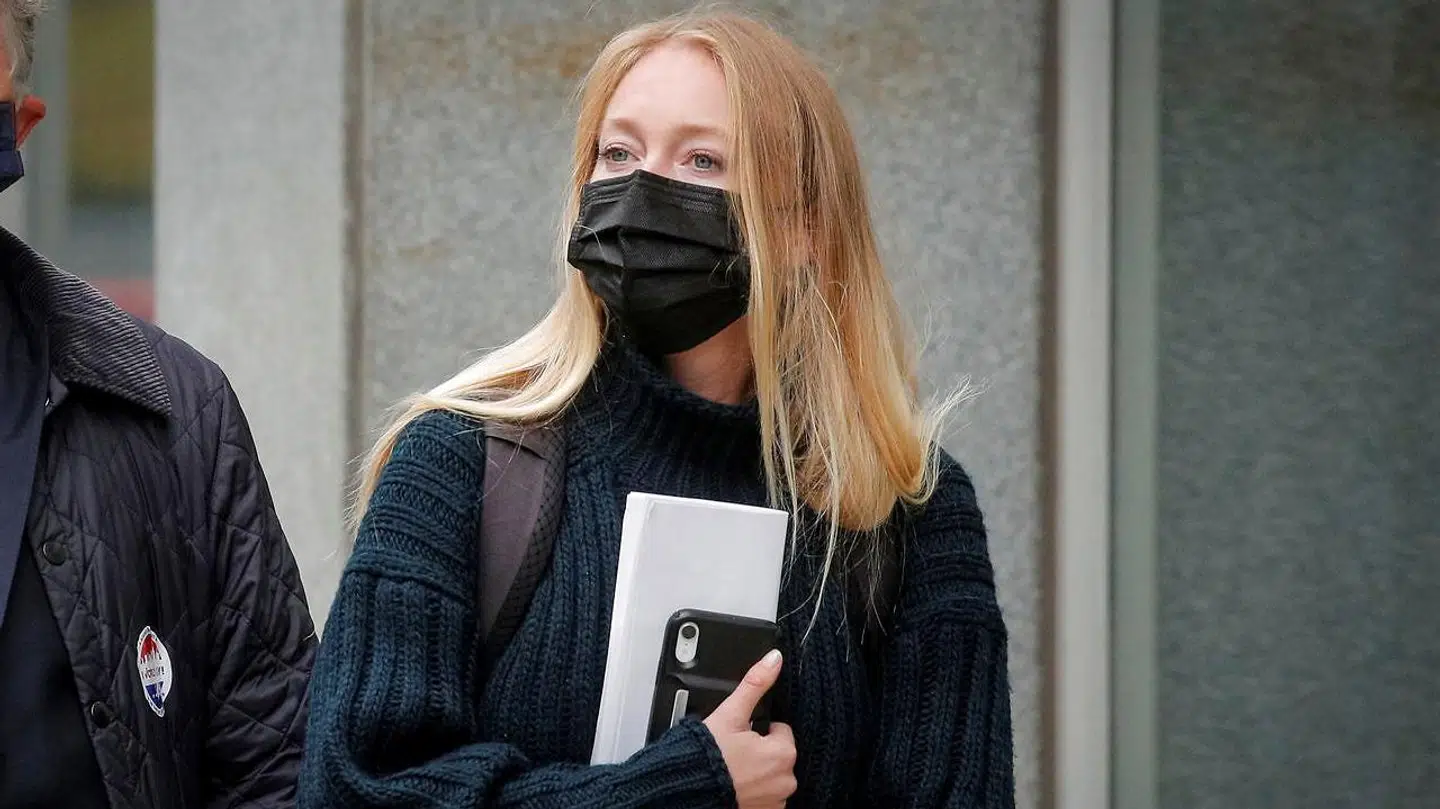 India Oxenberg fotograferet foran retten tirsdag.