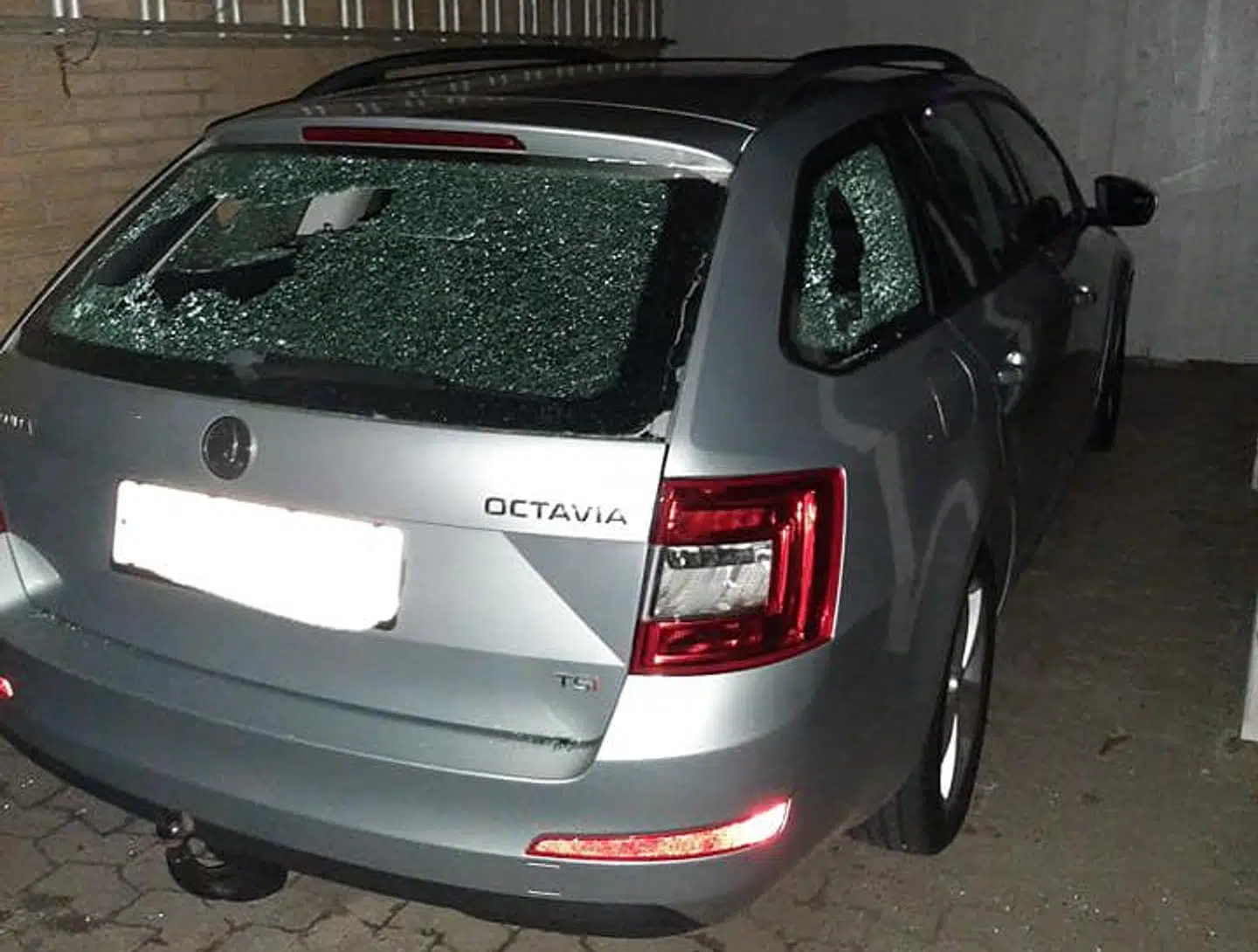 Sådan så Calina Clausens Skoda ud efter at gerningsmændene havde smadret ruderne.