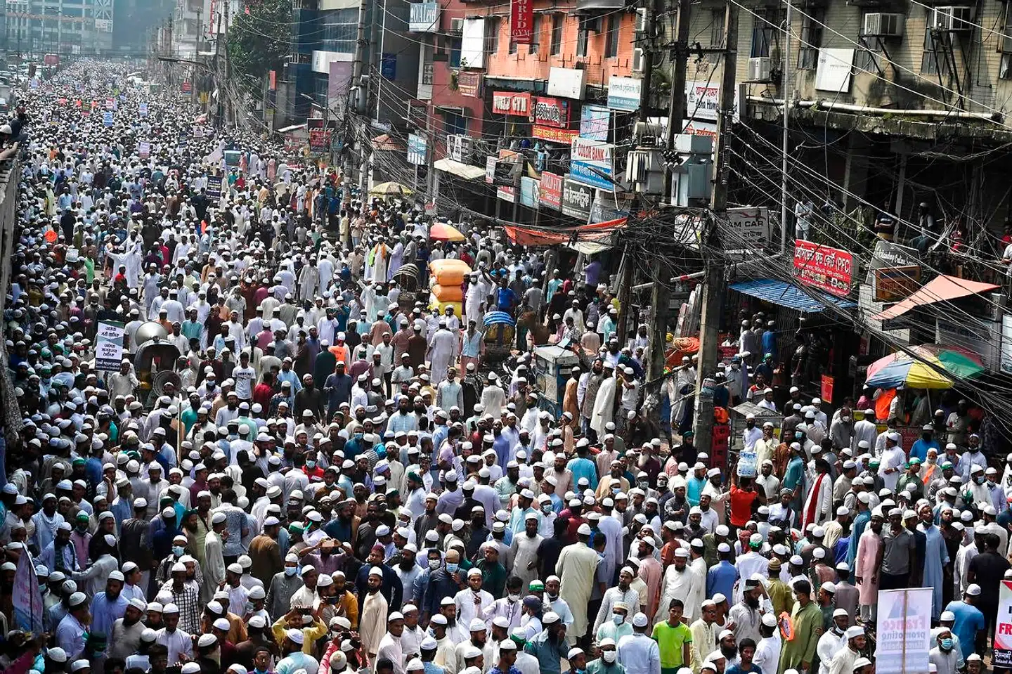 Op mod 40.000 mennesker gik på gaden i Dhaka i Bangladesh for at fordømme Frankrig. 27. oktober. AFP.