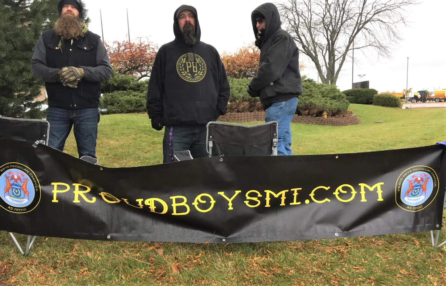 Selvom nogle af gruppens medlemmer står anklaget for at ville kidnappe Michigans guvernør, var højreekstremistiske 'The Proud Boys' ikke blege for at vise deres ansigter til Trump-rally.