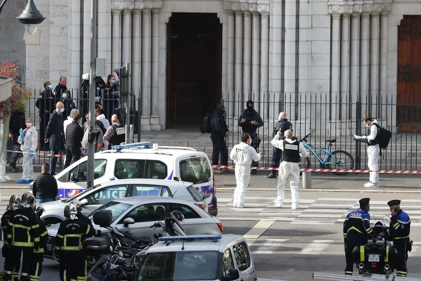 Klokken 9 gik en bevæbnet mand ind i Notre Dame-kirken i centrum af Nice og angreb flere personer med en kniv. Tre blev dræbt – herunder en kvinde, som fik halsen skåret over. AFP.
