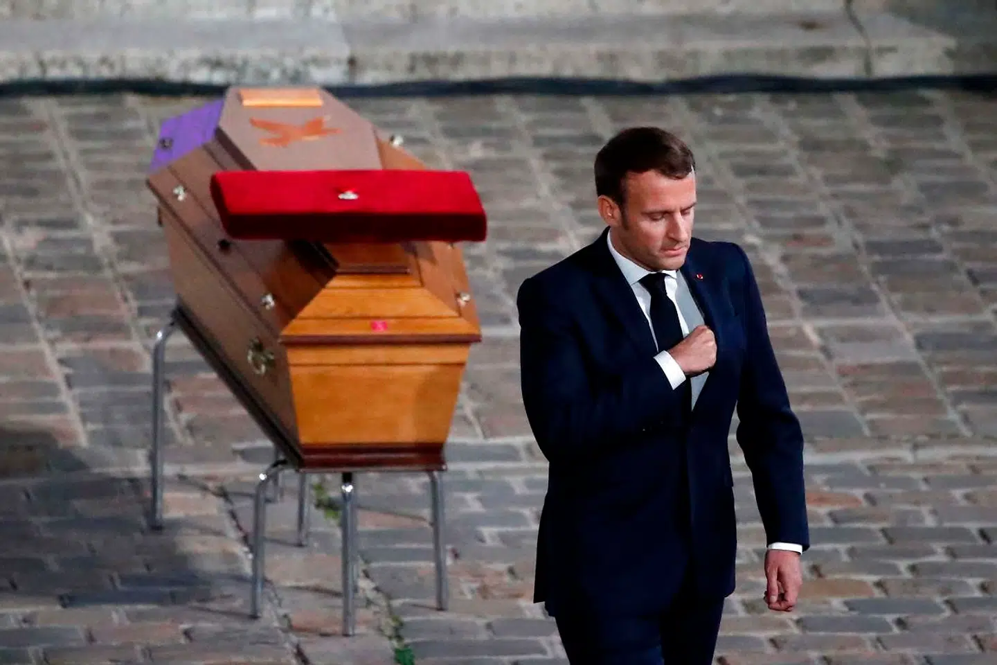 Den franske præsident, Emmanuel Macron, viser sin respekt ved Samuel Patys kiste. Den 47-årige historielærer blev dræbt på grund af Muhammedtegningerne, som han havde vist i forbindelse med undervisningen. AFP.
