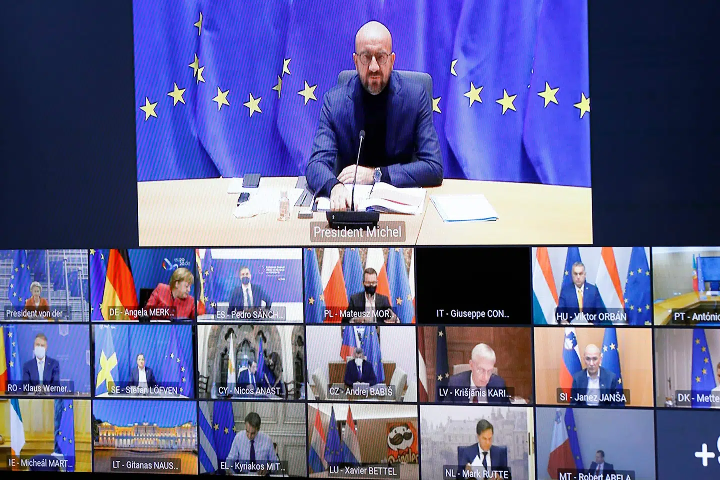 - Vi er chokerede og bedrøvede over terrorangrebene i Frankrig. Vi fordømmer på det kraftigste disse angreb, som er angreb på vores fælles værdier, hedder det i en erklæring fra EU's stats- og regeringschefer torsdag aften. Olivier Hoslet/Ritzau Scanpix