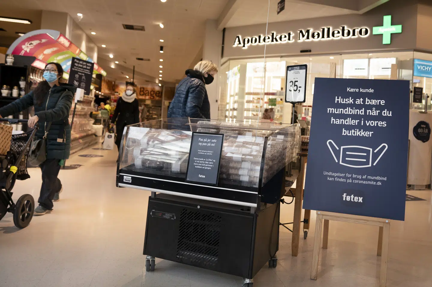 Over alt i Danmark er kunder i detailhandlen fra torsdag blevet mødt med skilte, der minder dem om, at det nu er obligatorisk at bære mundbind eller visir, når man handler ind i forretninger som Føtex, Kvickly eller Brugsen. Liselotte Sabroe/Ritzau Scanpix