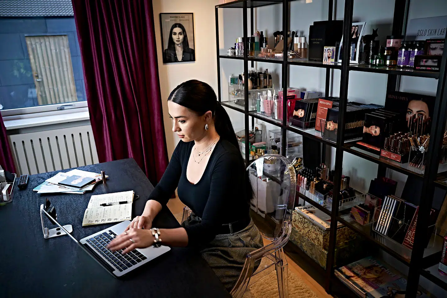 Irina Olsen arbejder som blogger og influencer og har sit eget makeup-brand.