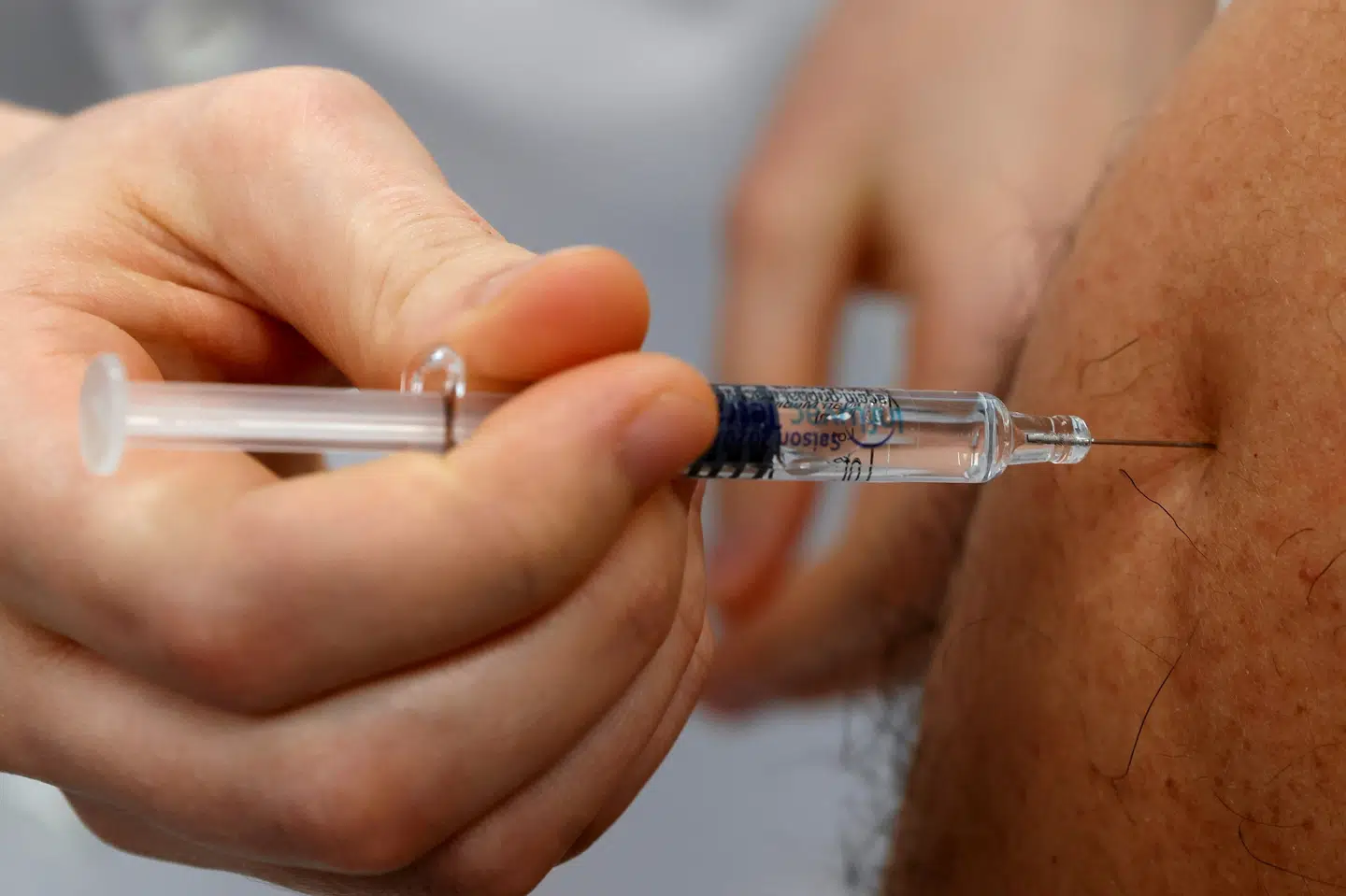 Ældre og syge har fået besked om, at det i år er ekstra vigtigt, at de bliver vaccineret mod influenza. Men når de kontakter lægen, risikerer de at få at vide, at der ikke er flere doser. (Arkivfoto) Pascal Rossignol/Reuters