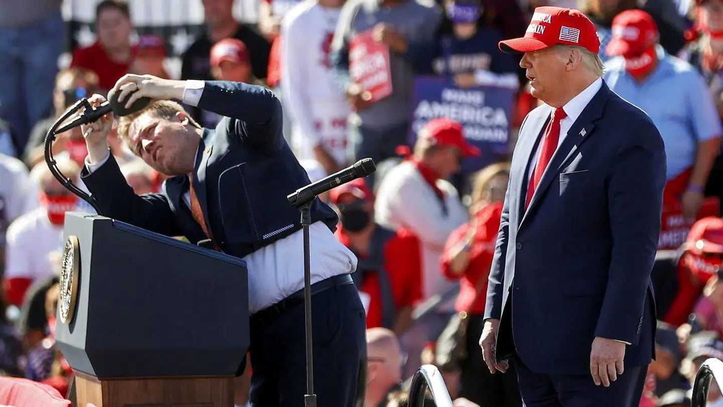 USAs præsident Donald Trump til vælgermøde i Laughlin/Bullhead International Airport i Bullhead City, Arizona. Mens en tekniker ordner mikrofonen.