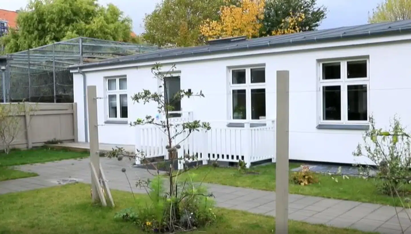 Huset er totalrenoveret, men fyldt med fejl og mangler. Taget er fx isoleret forkert, og der mangler brandmur under taget mellem de to andelsrækkehuse.
