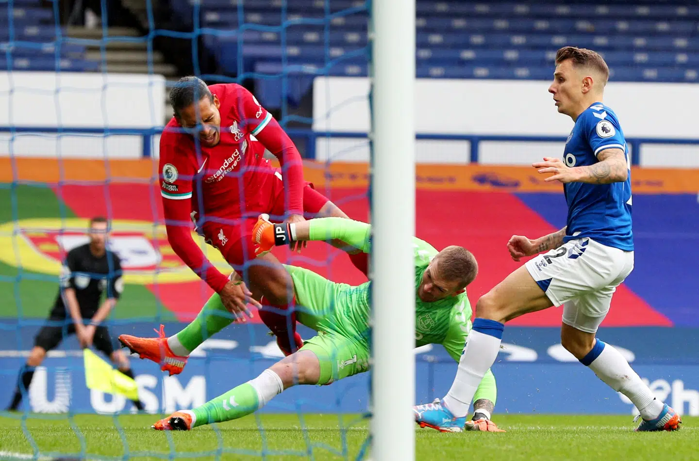 Jordan Pickfords voldsomme tackling, der skadede van Dijk.