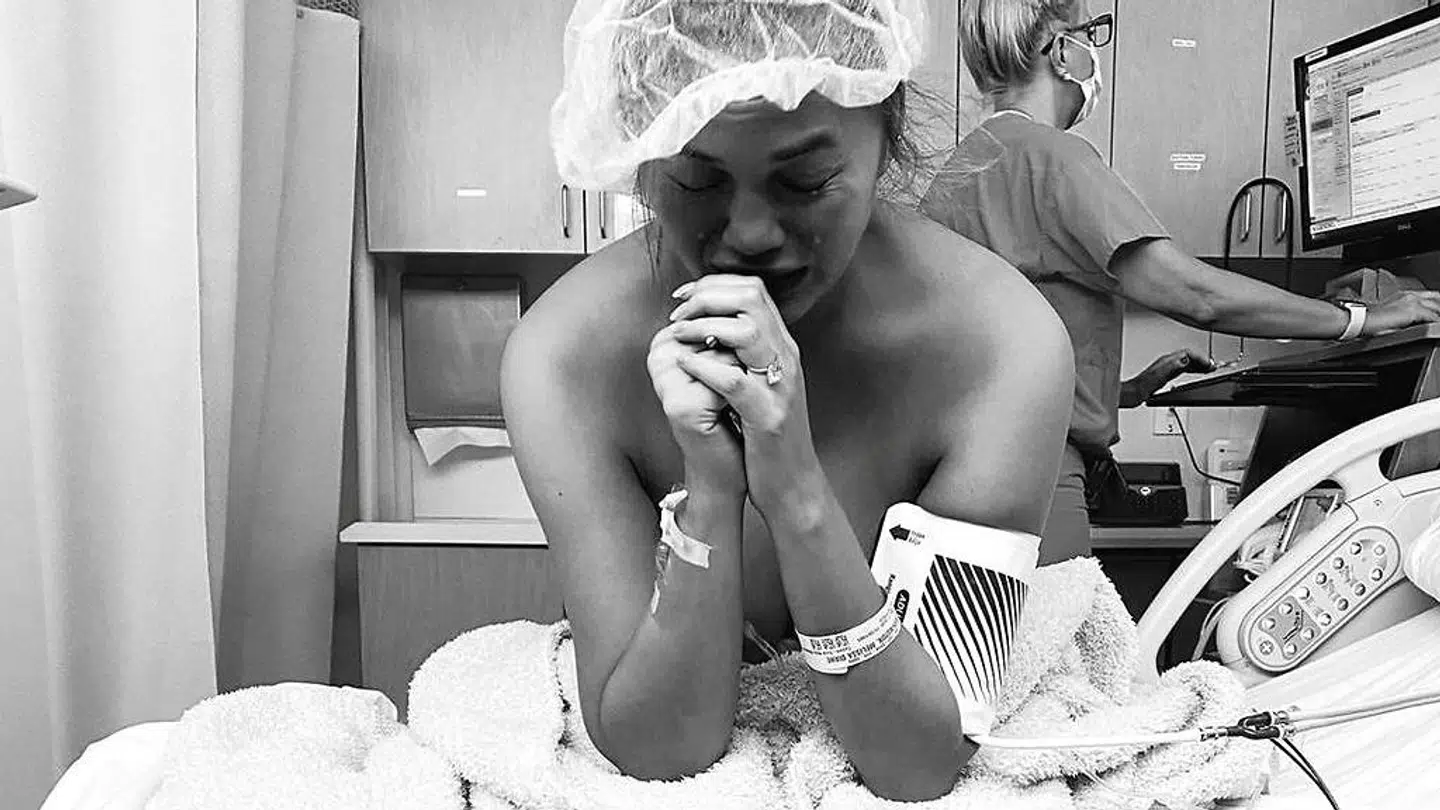 Chrissy Teigen på hospitalet under fødslen af sin søn, der ikke overlevede.