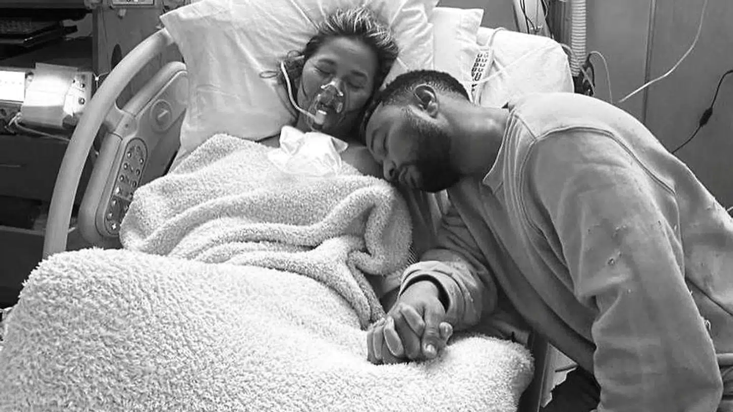 Chrissy Teigen og John Legend på hospitalet under fødslen af deres søn, der ikke overlevede.