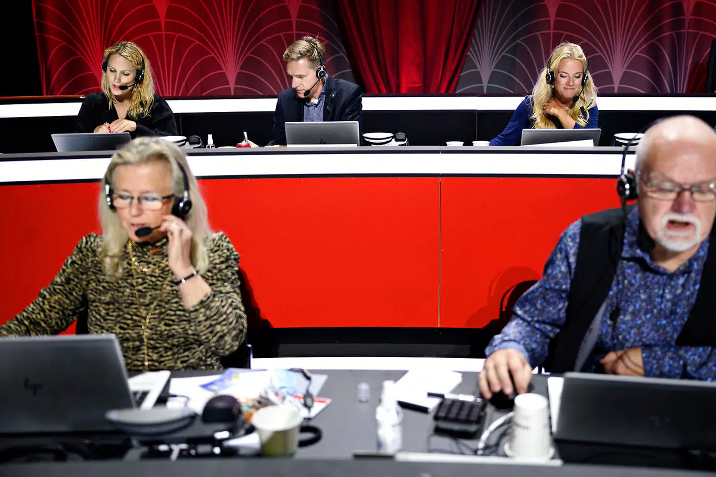 Pernille Skipper (EL), Kristian Thulesen Dahl (DF) og Pernille Vermund (NB) samt Kirsten Marie Skaarup og Jørgen Pahus fra 'Landmand søger kærlighed' var nogle af dem, der tog imod donationer i callcenteret, da TV 2 lørdag sendte 'Knæk cancer live'.