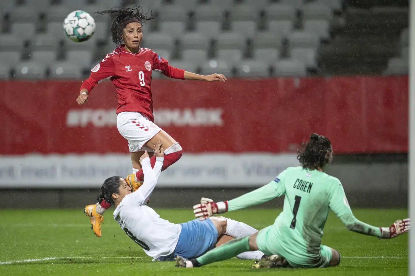 De danske fodboldkvinder er klar til EM efter tirsdagens udesejr over Italien. Dette foto er fra sidste uge, hvor Danmark vandt over Israel i Viborg. Bo Amstrup/Ritzau Scanpix