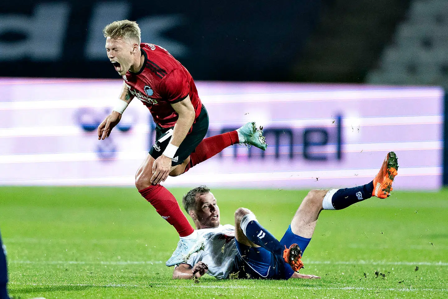 AGF's Nicolai Poulsen nedklægger FC Københavns Victor Fischer og modtager efterfølgende rødt kort. Viktor Fischer ruller sig i smerte, mens Nicolai Poulsen efterfølgende revser FCK-spillerens attitude.