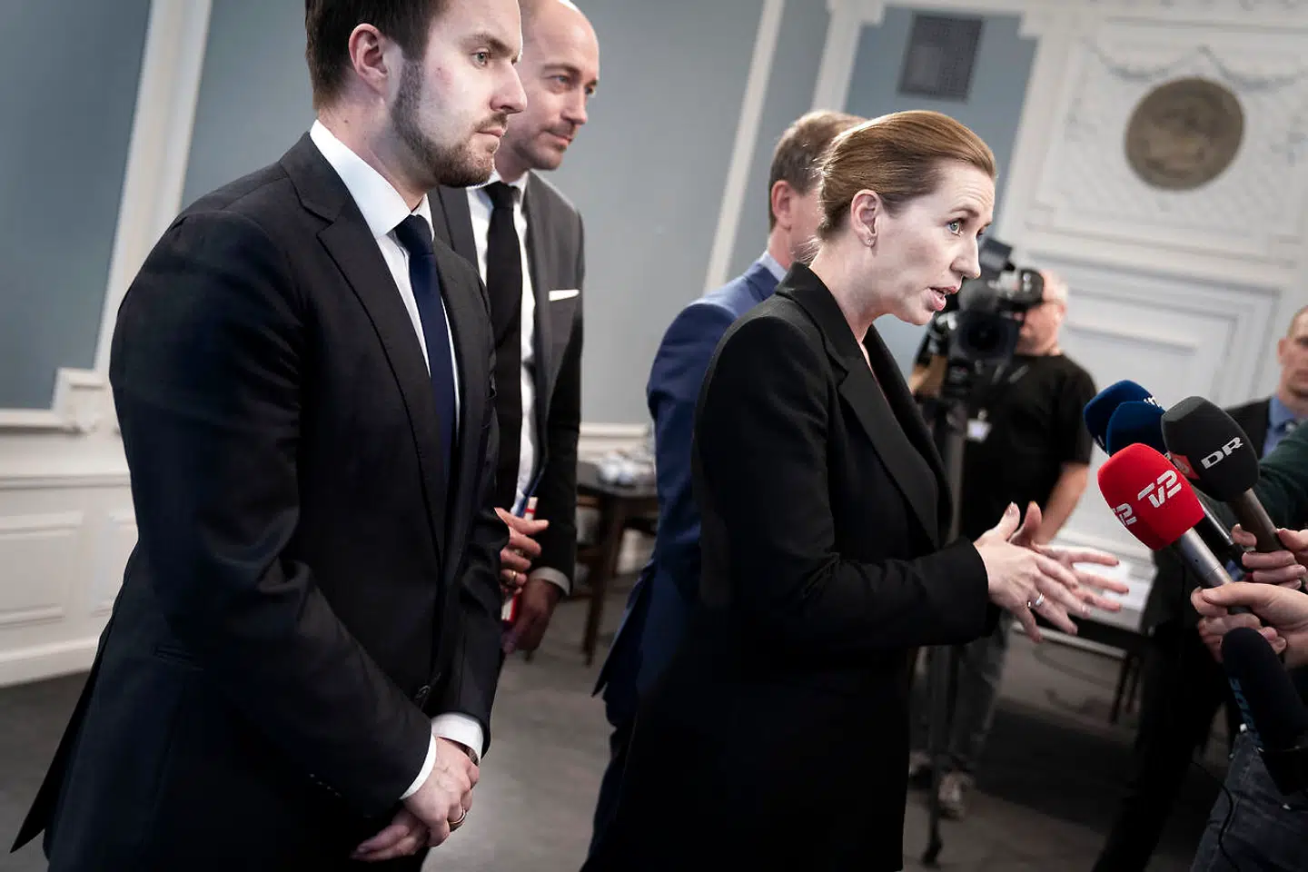 Statsminister Mette Frederiksen, finansminister Nicolai Wammen, sundhedsminister Magnus Heunicke, erhvervsminister Simon Kollerup og beskæftigelsesminister Peter Hummelgaard har holdt møde i Statsministeriet med lønmodtagerorganisationerne og erhvervslivets organisationer for at drøfte hvilke udfordringer situationen skaber for vores samfund i forbindelse med coronavirussets udvikling. Mandag den 9. marts 2020. (Foto: Liselotte Sabroe/Scanpix 2020)