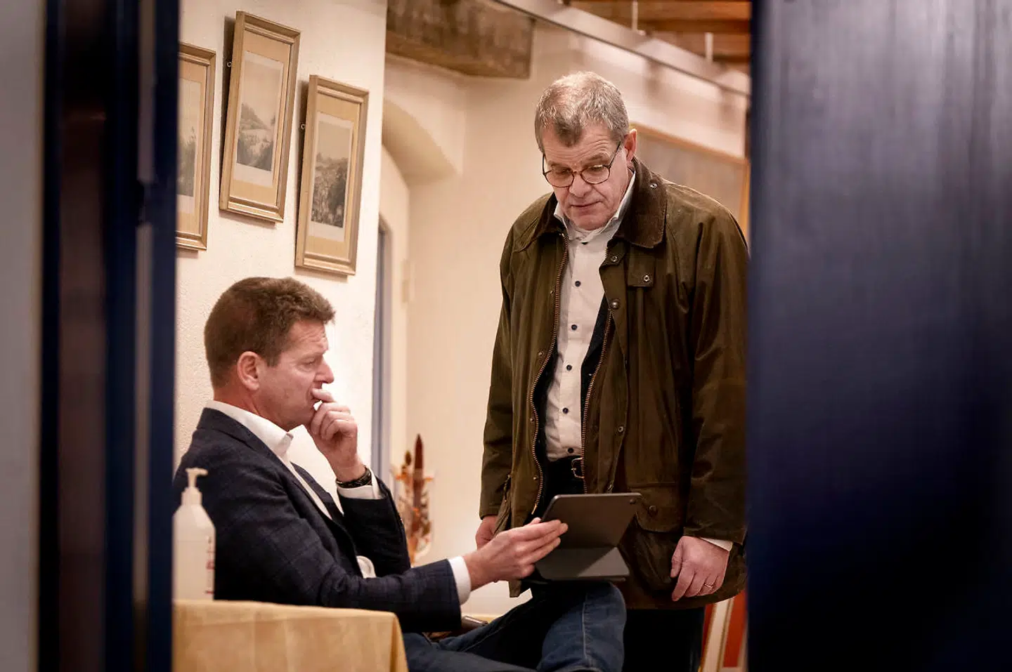 Søren Brostrøm, Sundhedsstyrelsen, og Kåre Mølbak, Statens Serum Institut, før pressebriefing med status på situationen vedrørende covid-19 i Danmark. Pressemødet bliver afholdt i Eigtveds Pakhus i København mandag 26. oktober 2020. (Foto: Liselotte Sabroe/Ritzau Scanpix)