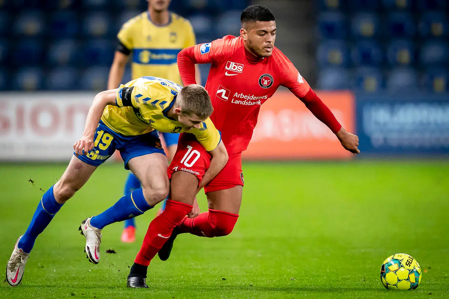 Brøndby IF's Morten Frendrup og FC Midtjyllands Evander Ferreira under Superliga-kampen mellem Brøndby IF og FC Midtjylland på Brøndby Stadion i Brøndby, lørdag 24. oktober 2020.
