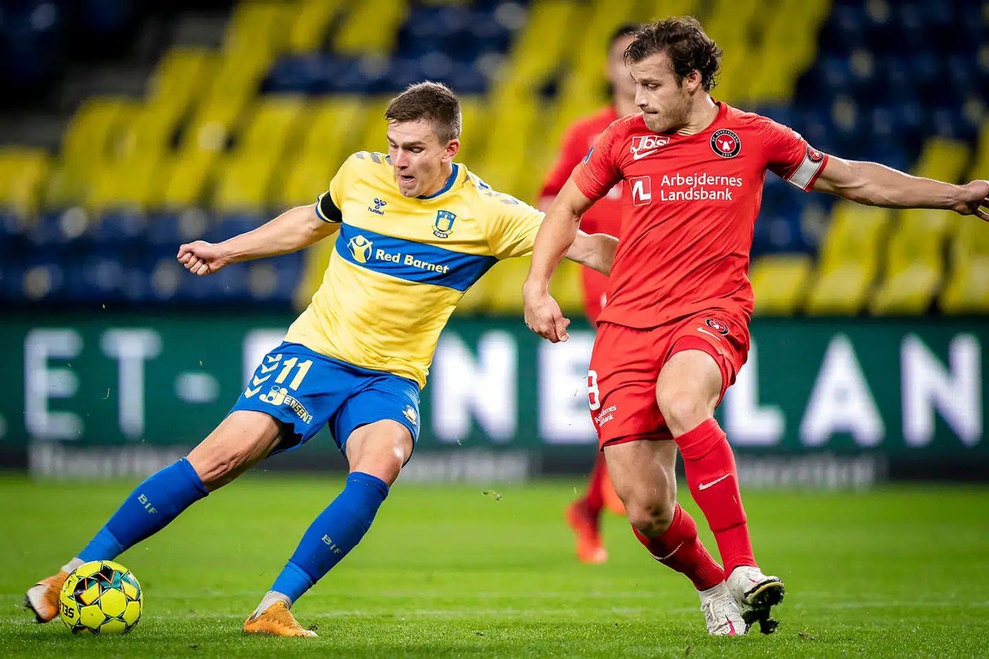 Brøndby IF's Mikael Uhre og FC Midtjyllands Erik Sviatchenko under Superliga-kampen mellem Brøndby IF og FC Midtjylland på Brøndby Stadion i Brøndby, lørdag 24. oktober 2020. (Foto: Mads Claus Rasmussen/Ritzau Scanpix)