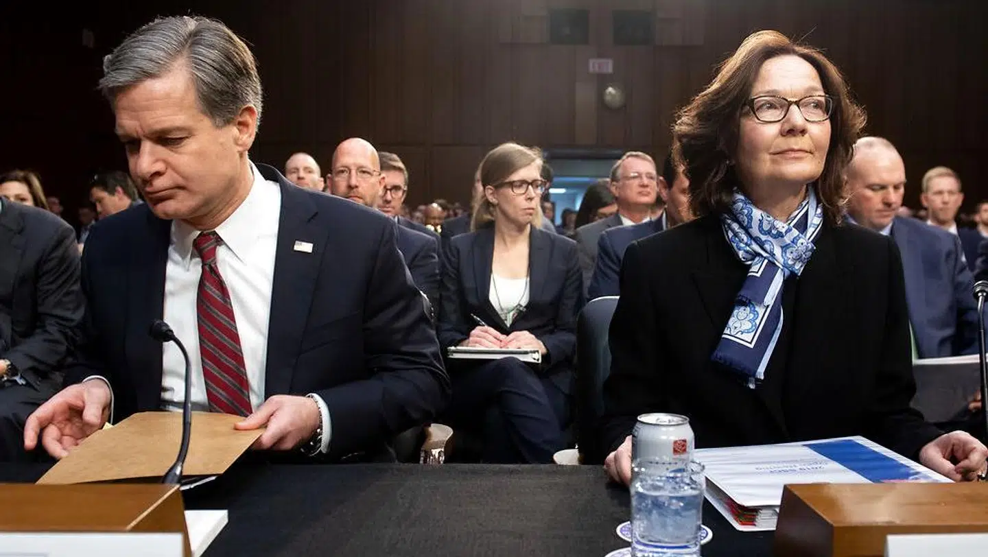FBI-direktør Christopher Wray (tv) og CIA-direktør Gina Haspel er på Donald Trumps sorte liste.
