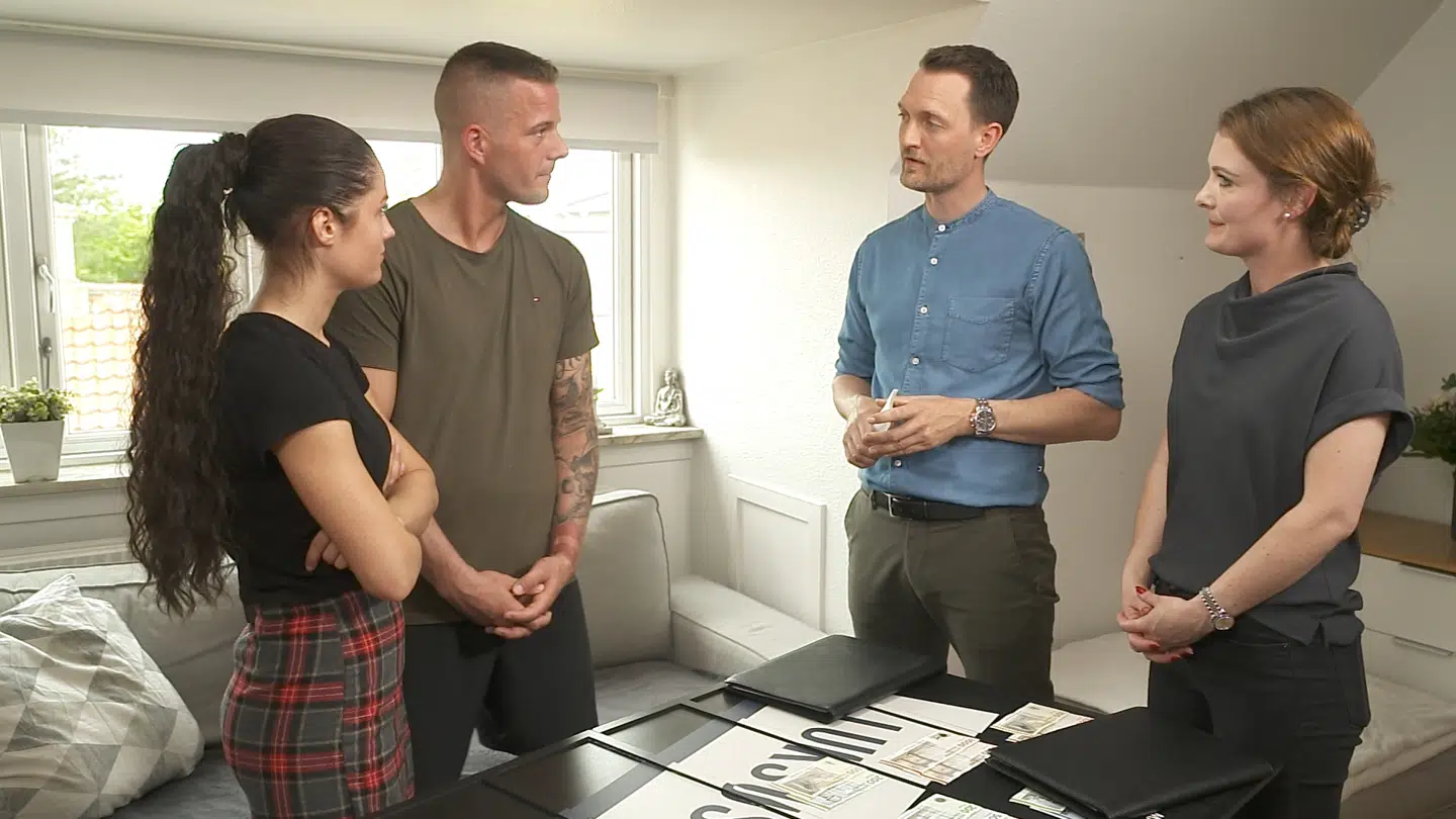 Kenneth Hansen og Sesilie Munk Stenderup fremlægger Dennis' forbrug det seneste år.