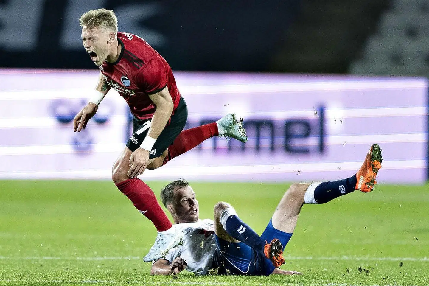 AGF's Nicolai Poulsen nedlægger FC Københavns Victor Fischer og modtager efterfølgende rødt kort i Superliga-kampen mellem AGF og FC København på Ceres Park i Aarhus søndag 25. oktober 2020.