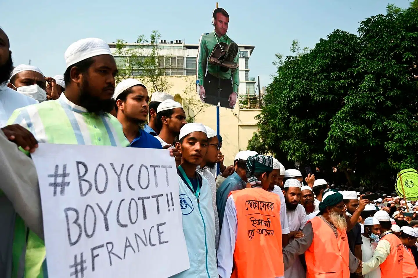 Flere har skilte, der opfordrer folk og landets ledere til at boykotte Frankrig.