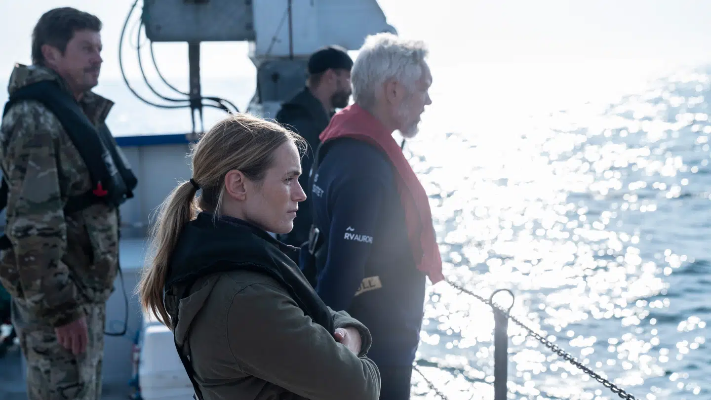 Politiassistent Maibritt Porse (Laura Christensen), kaptajn Torben Vang (Jens Andersen) fra Aarhus Universitet, orlogskaptajn Lars Møller (Henrik Birch) og efterforsker Kristian (Anders Juul) om bord på 'Aurora' i serien.